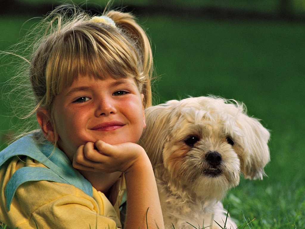 Девочка с белой собакой