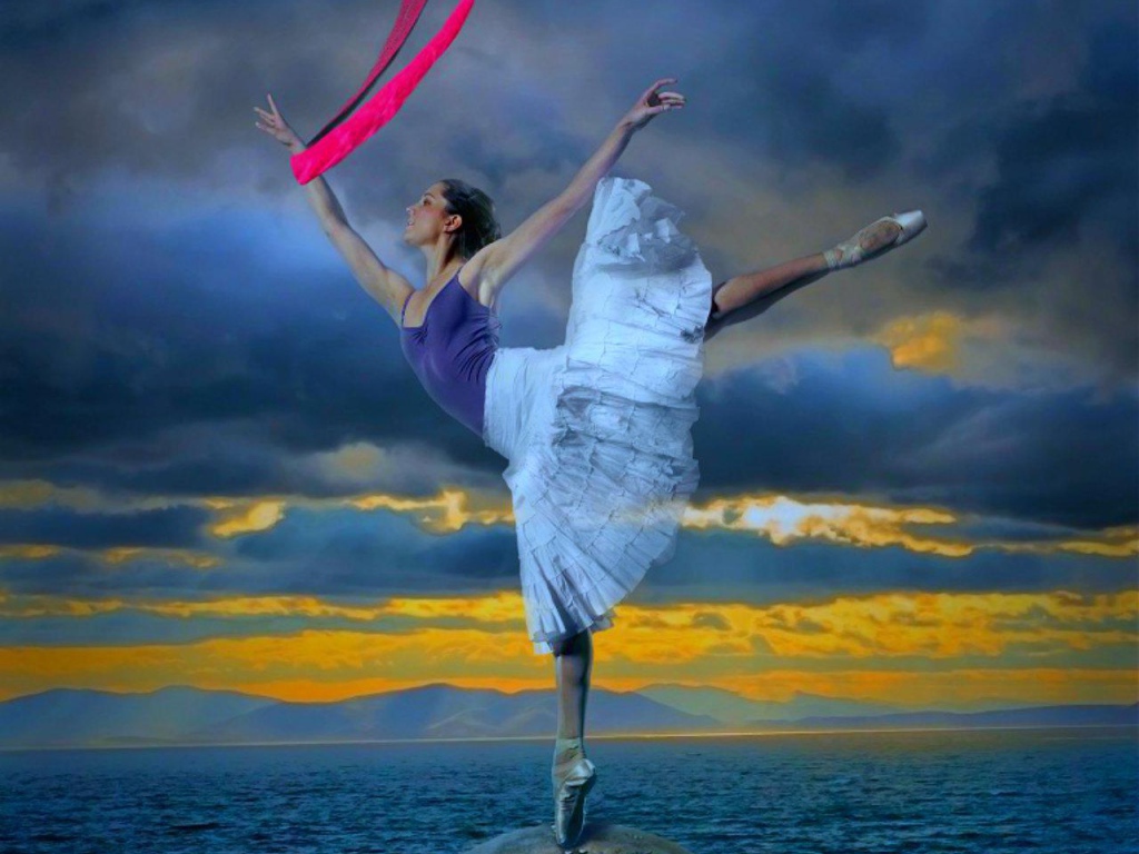 Молодая балерина на фоне моря