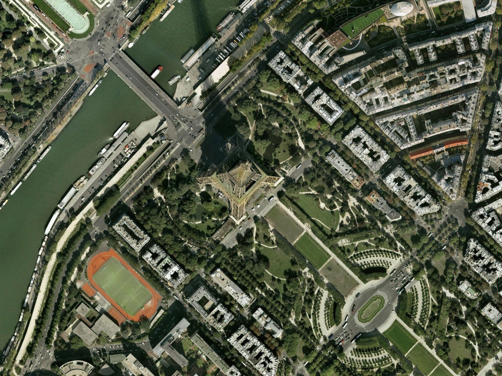 Париж из космоса