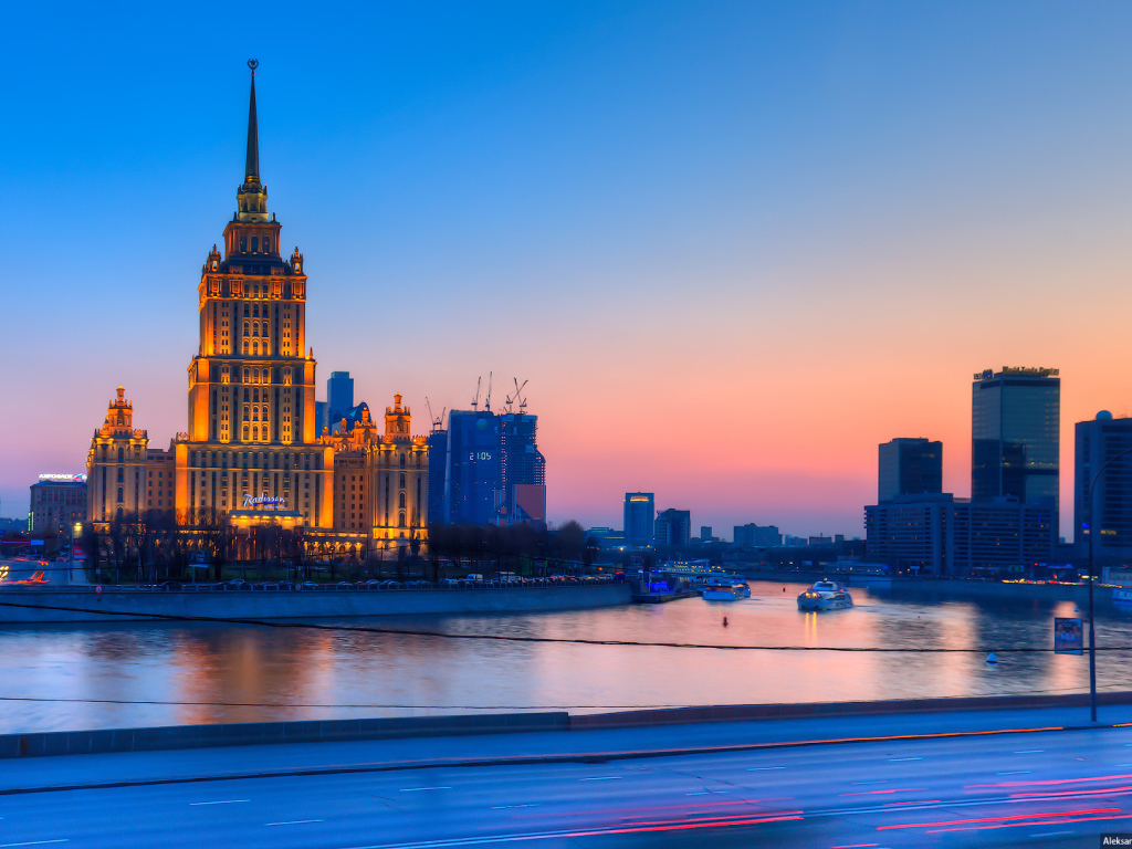 Посольство Великобритании в Москве в ночное время