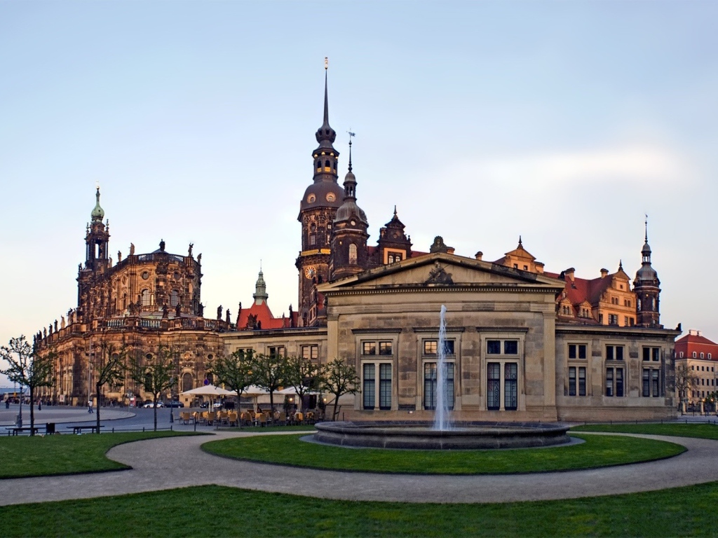 Архитектурный ансамбль с фонтаном