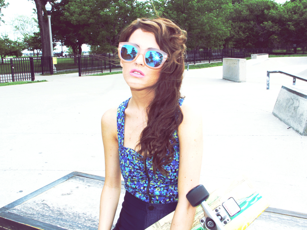 Девушка в очках и со скейтом, swag