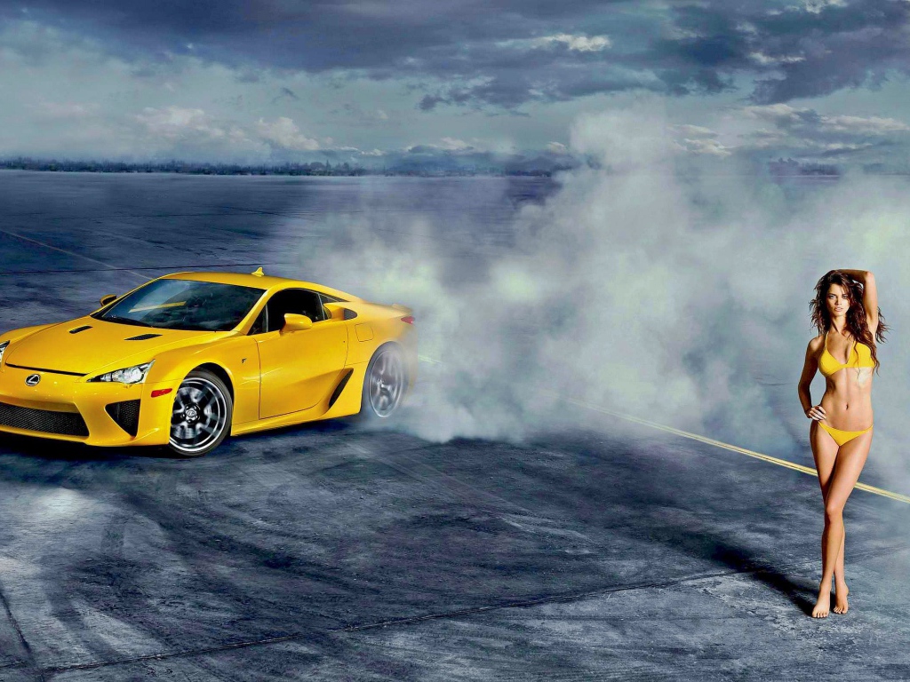 Спортивная девушка и спортивная машина