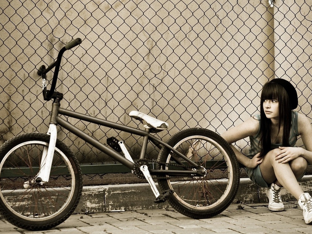 Спортивная девушка с велосипедом