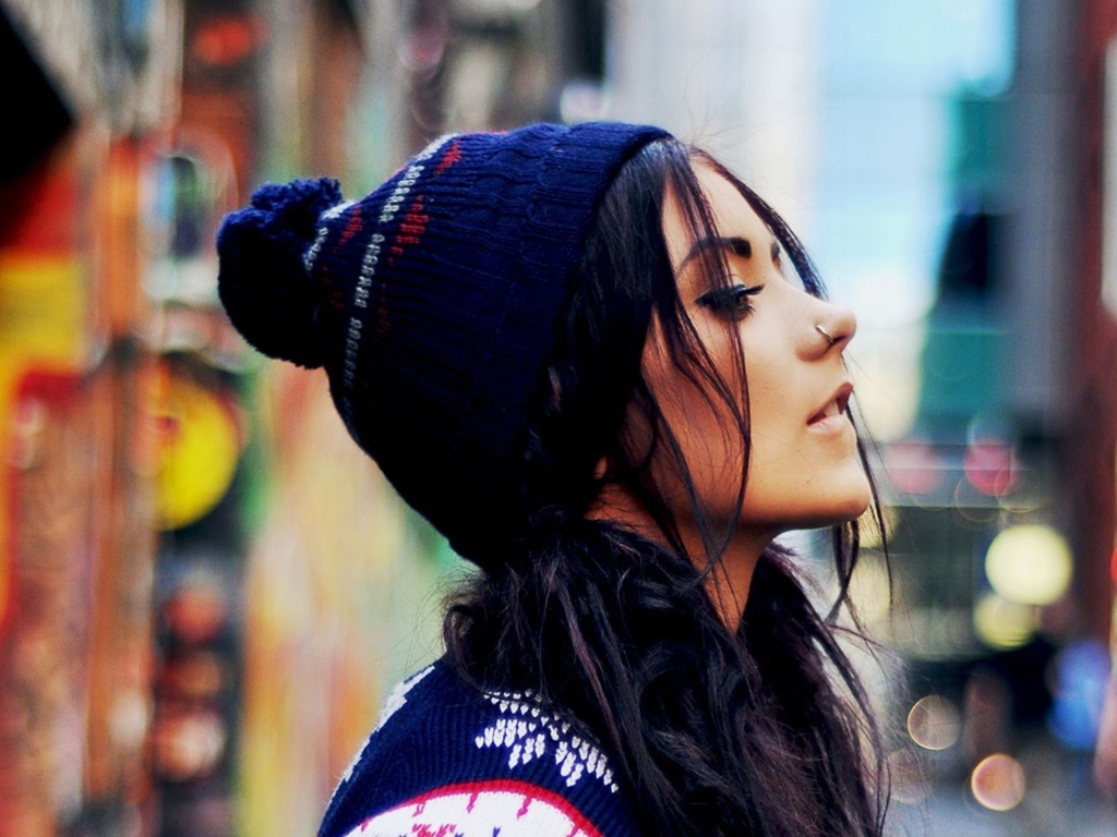 Красивая девушка брюнетка в шапке и с пирсингом в носу