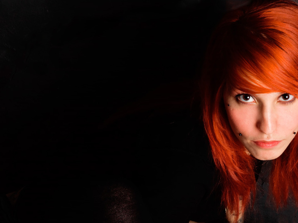 Красивая девушка рыжеволосая с пирсингом на лице