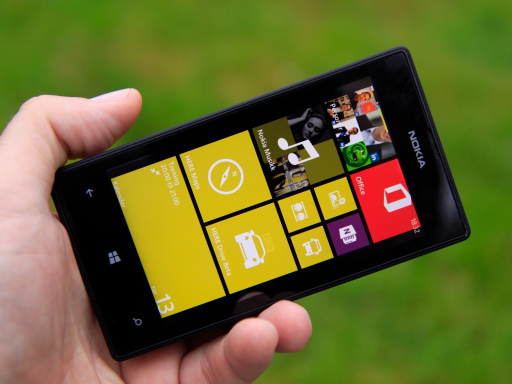 Чёрная Nokia Lumia 520 в руке