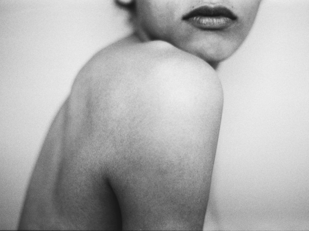 Чёрно-белая красивая фотография девушки