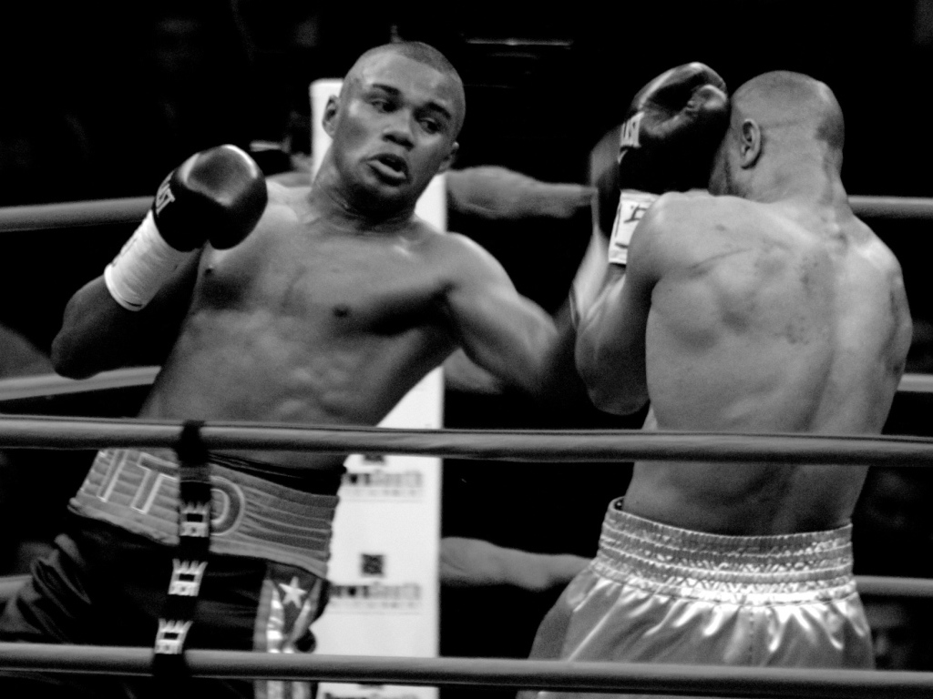 Боксер Феликс Тринидад в середине боя