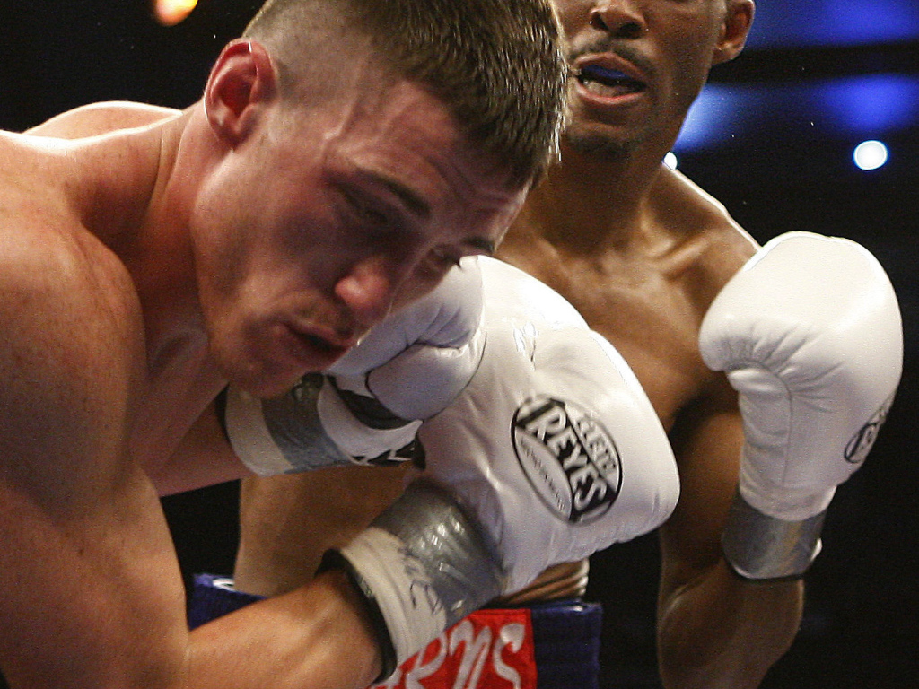 Боксер Томас Хернс сокрушительный удар