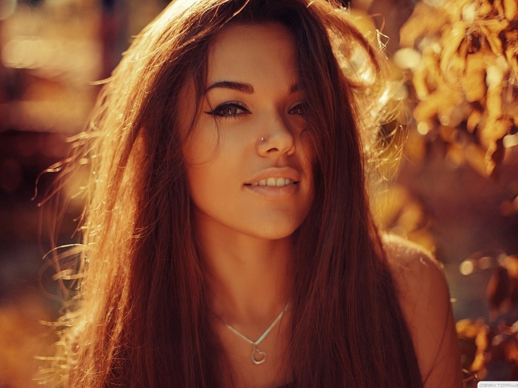 Девушка шатенка с пирсингом в носу