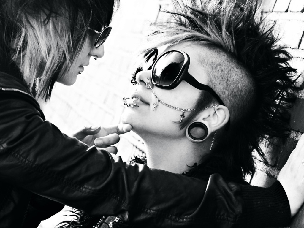 Девушки брюнетки с пирсингом в носу и губе