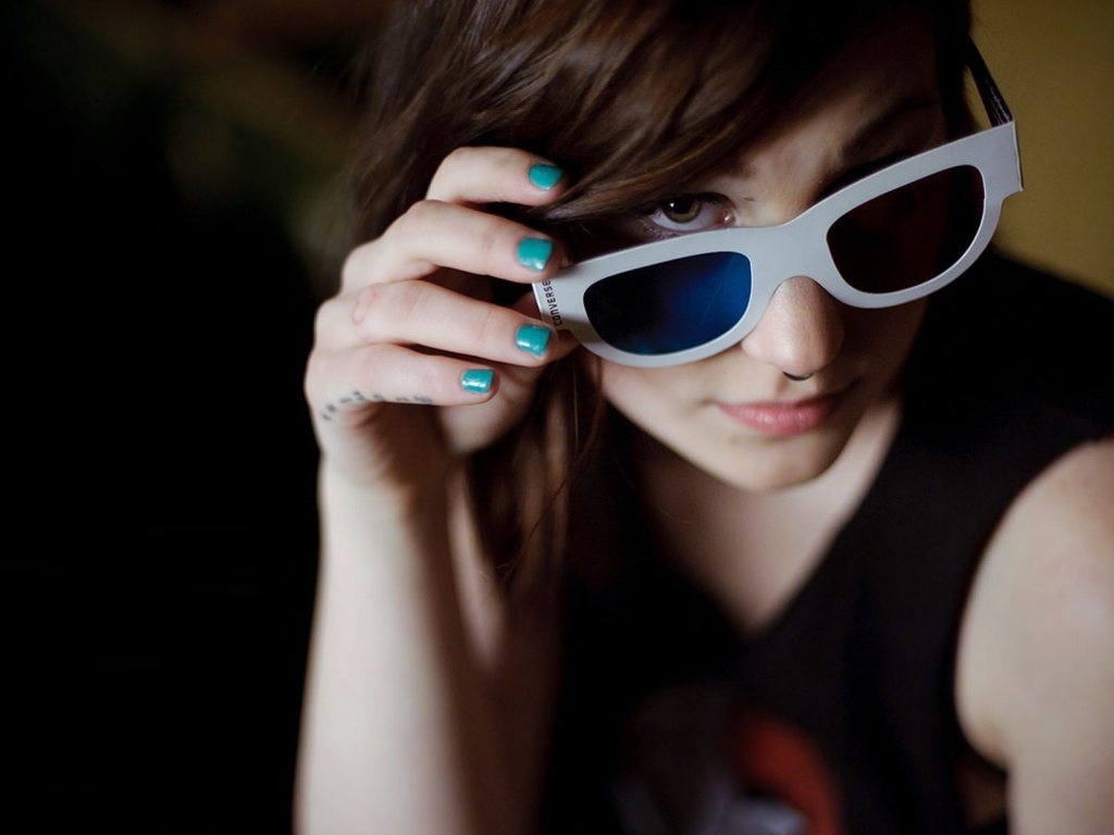 Девушка брюнетка в очках и с пирсингом в носу