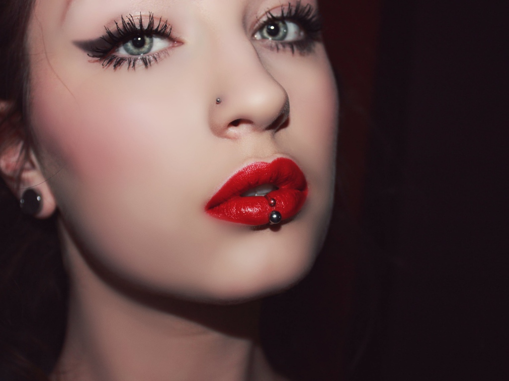 Девушка брюнетка с пирсингом в губе и носу