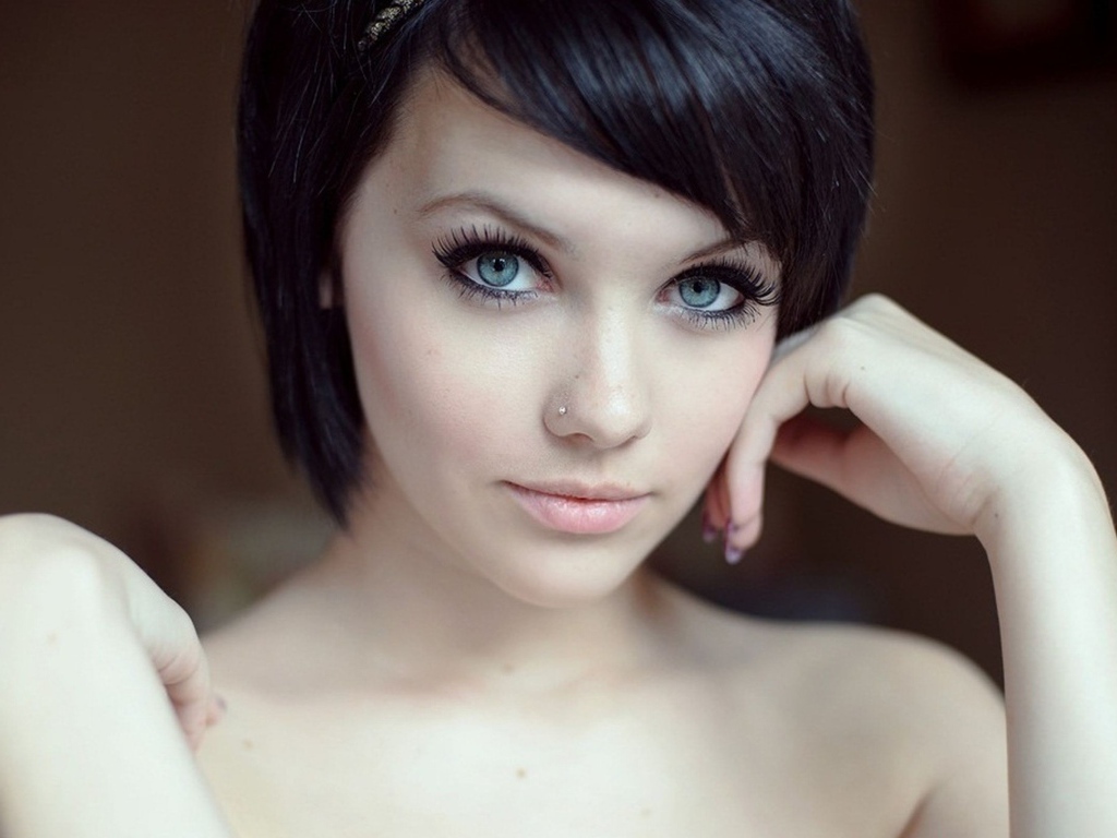 Девушка брюнетка с короткими волосами и пирсингом в носу