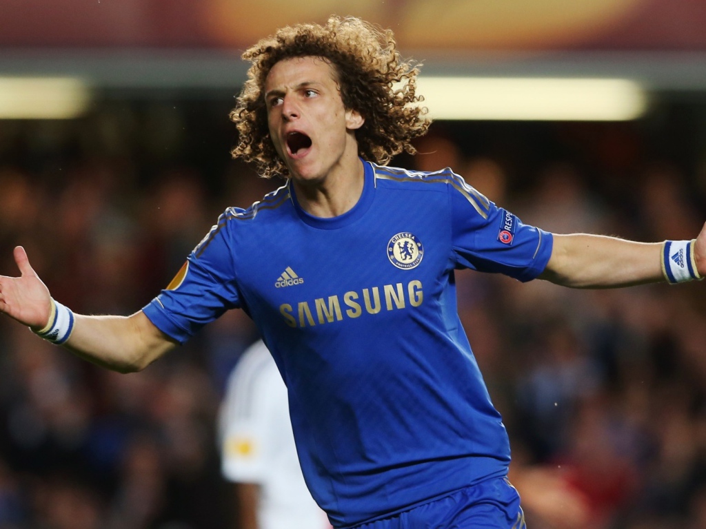 Челси Давид Луис на поле