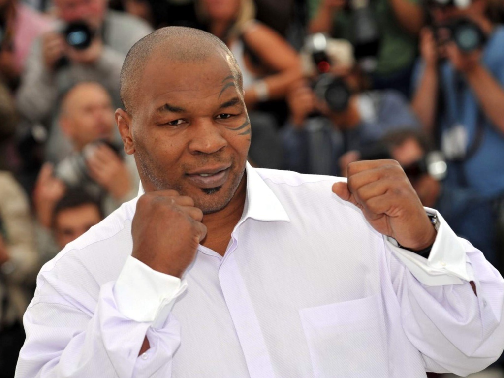 Известный Майк Тайсон в белой рубашке