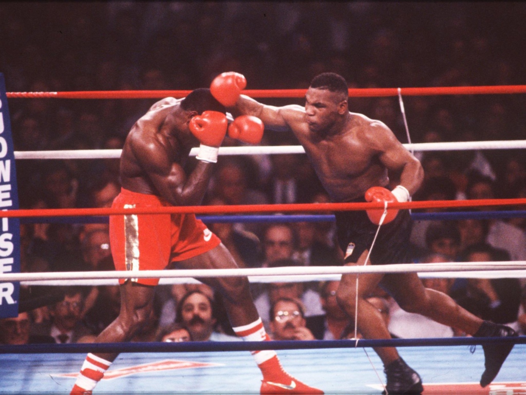 Известный боксер Майк Тайсон на ринге
