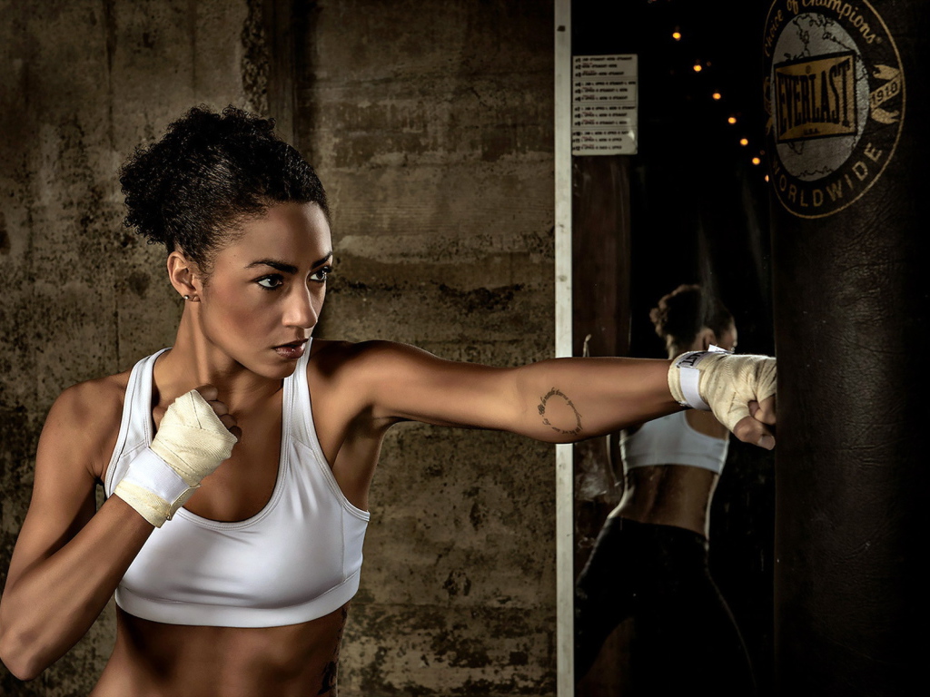 Девушка и груша для битья