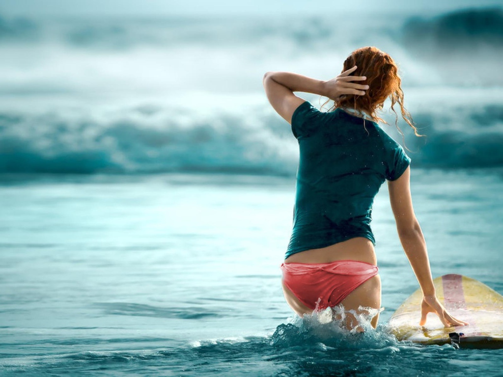 Девушка во время водного спорта