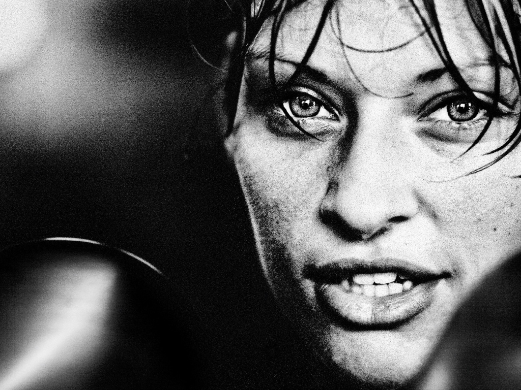 Девушка в боксёрских перчатках, чёрно-белое фото