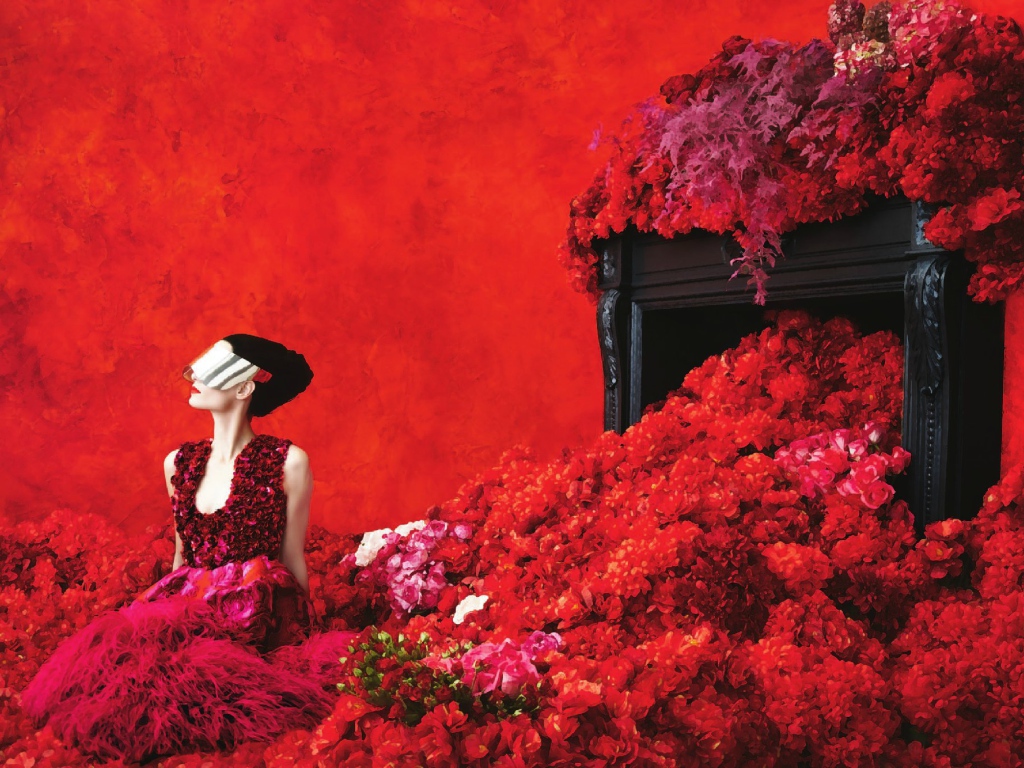 Девушка в красных цветах на красном фоне