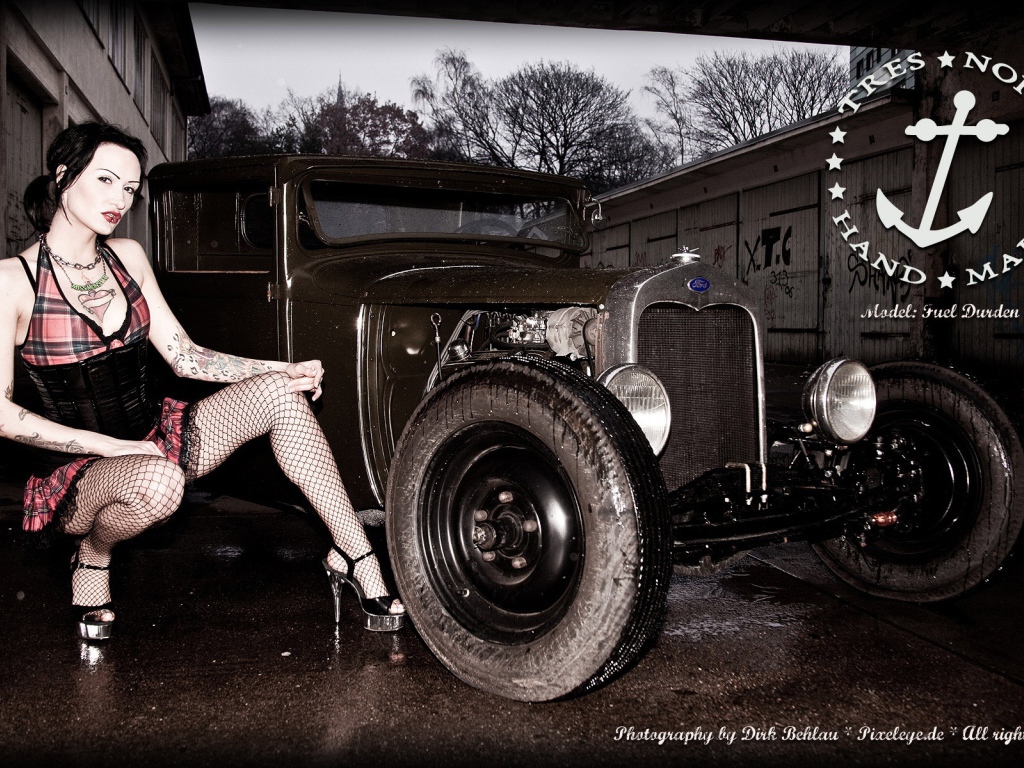 Девушка возле зеленого ретро авто