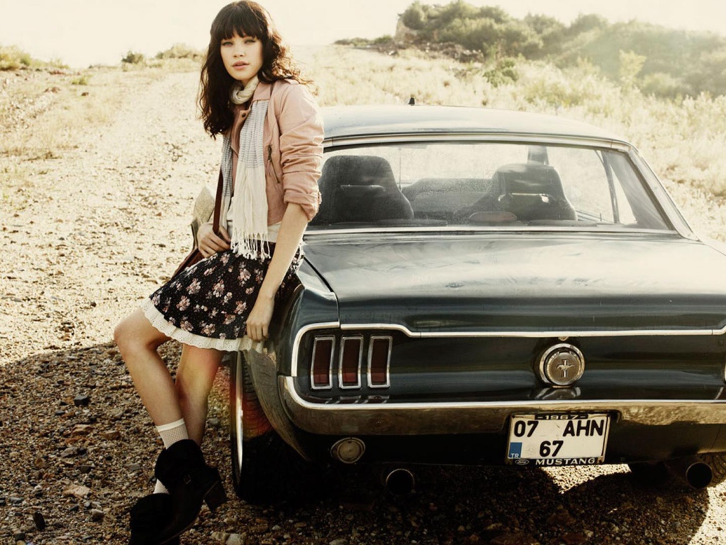 Девушка рядом с ретро машиной