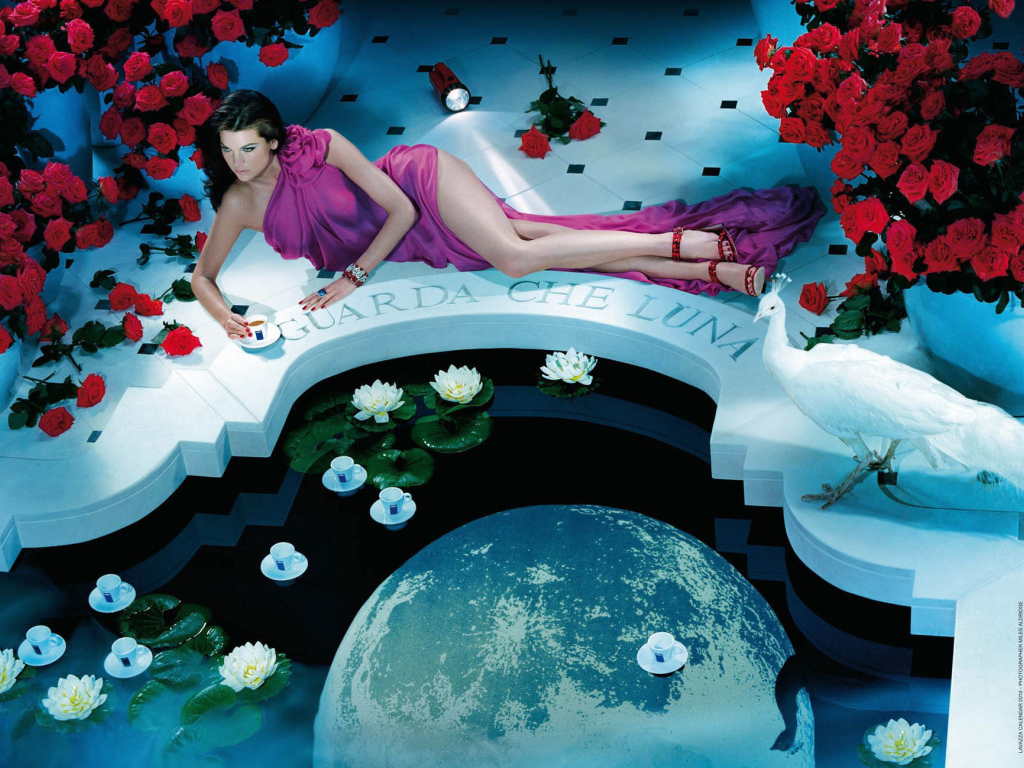 Девушка с цветами у бассейна