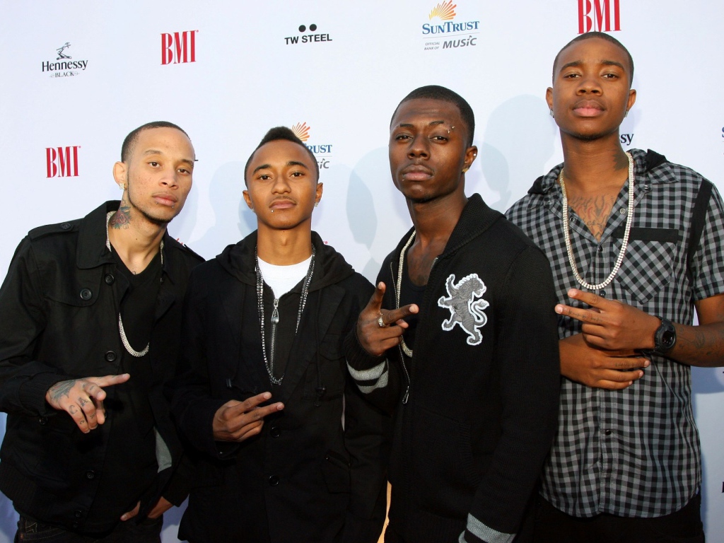 Парни, стиль swag