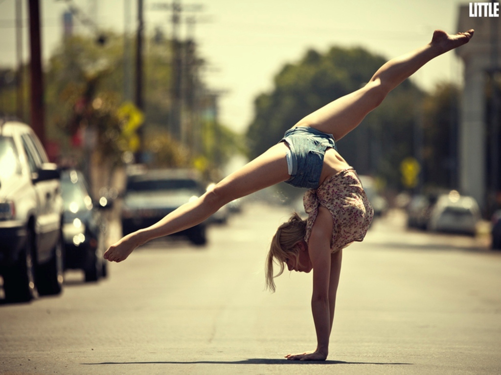 Гимнастка на дороге