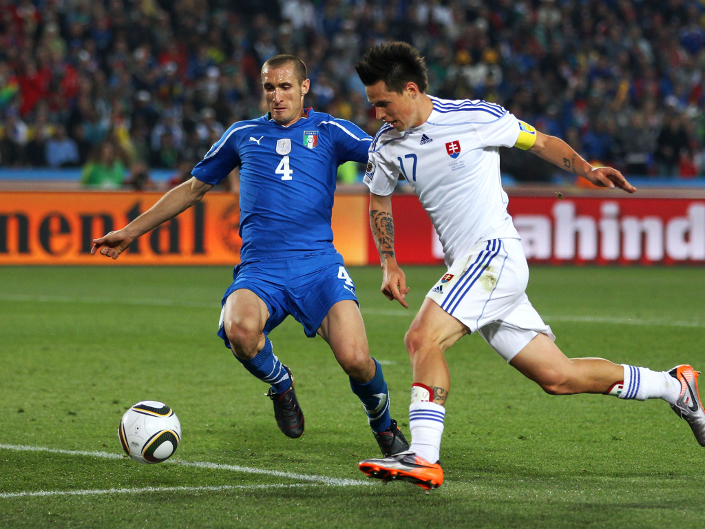 Ювентус Джорджо Кьеллини борется за мяч