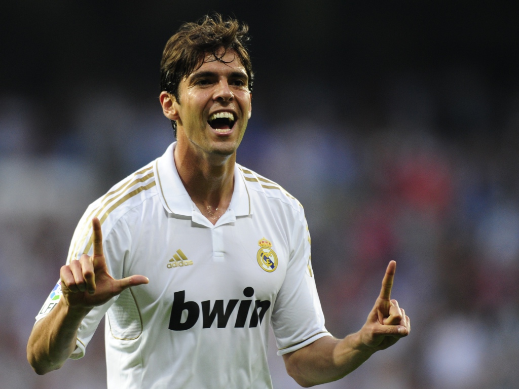  Милан Кака в белой футболке