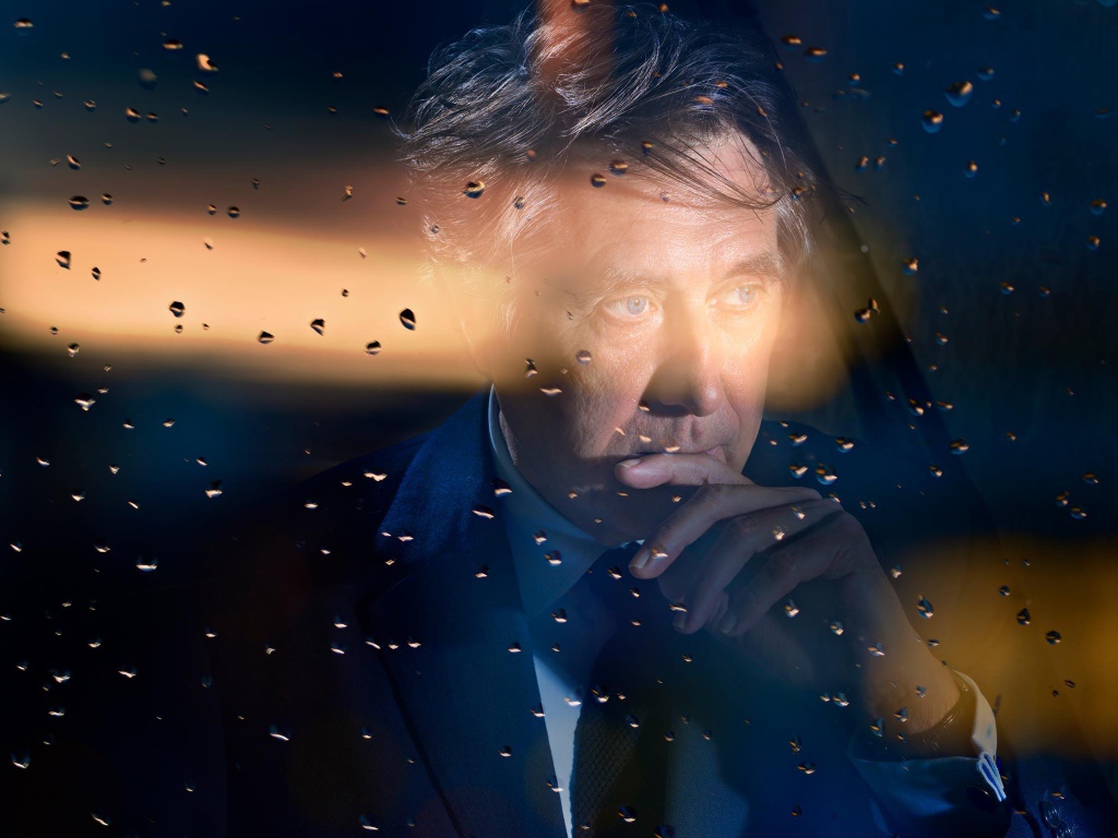 Фотография мужчины через стекло