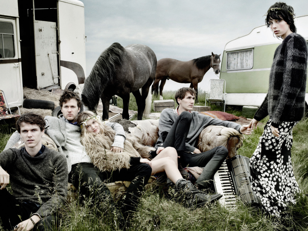 Фотография компании хиппи