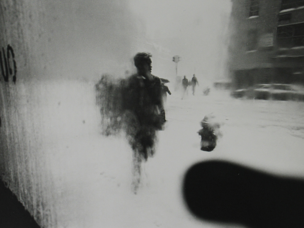 Фотография людей в заснеженном городе