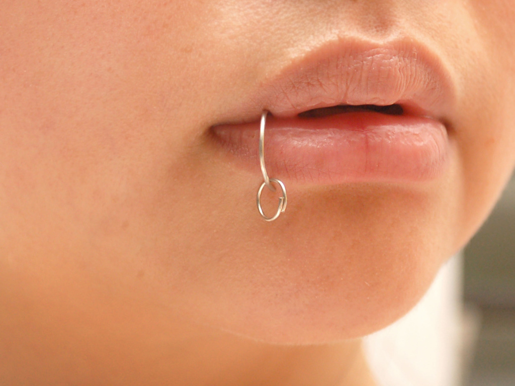 Пирсинг в губе у девушки