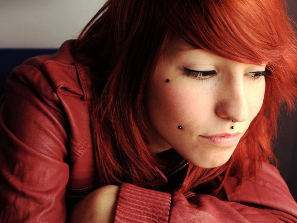 Девушка рыжеволосая с пирсингом на лице