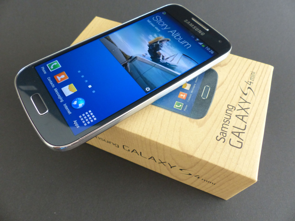 Samsung Galaxy S4 Mini и коробка