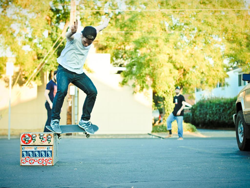 Скейтер выполняет трюк