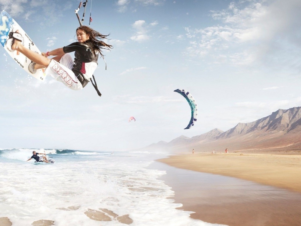 Спортивные девушки на фоне гор