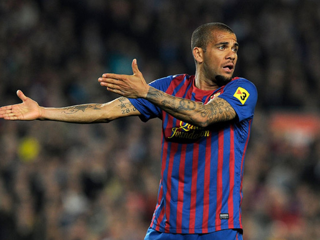 Защищающийся игрок Барселоны Даниэл Алвес получил желтую карточку