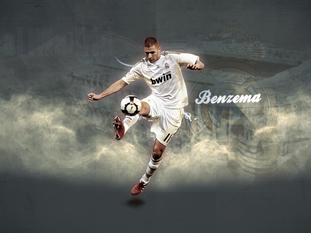 Футболист Реал Мадрида Карим Бензема играет с мячом