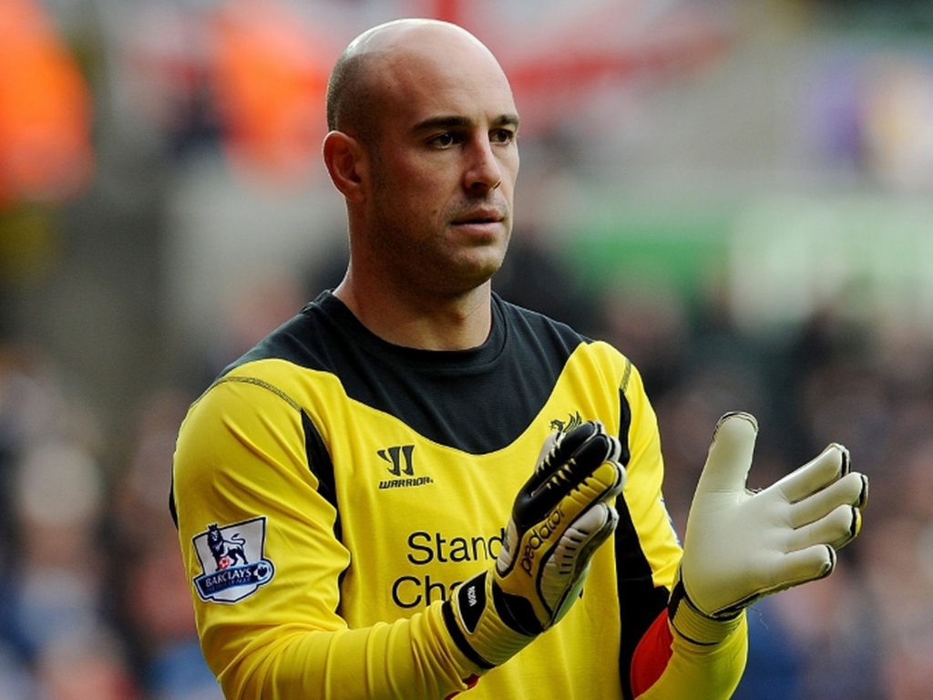 The football player of Napoli Pepe Reina is applauding