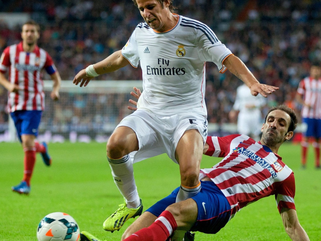 Футболист Реал Мадрид Фабиу Коэнтрау борется за мяч