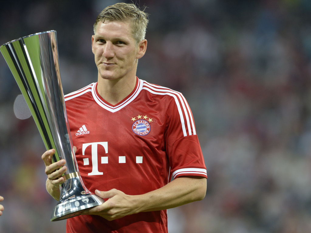 Полузащитник Баварии Бастиан Швайнштайгер со своим трофеем