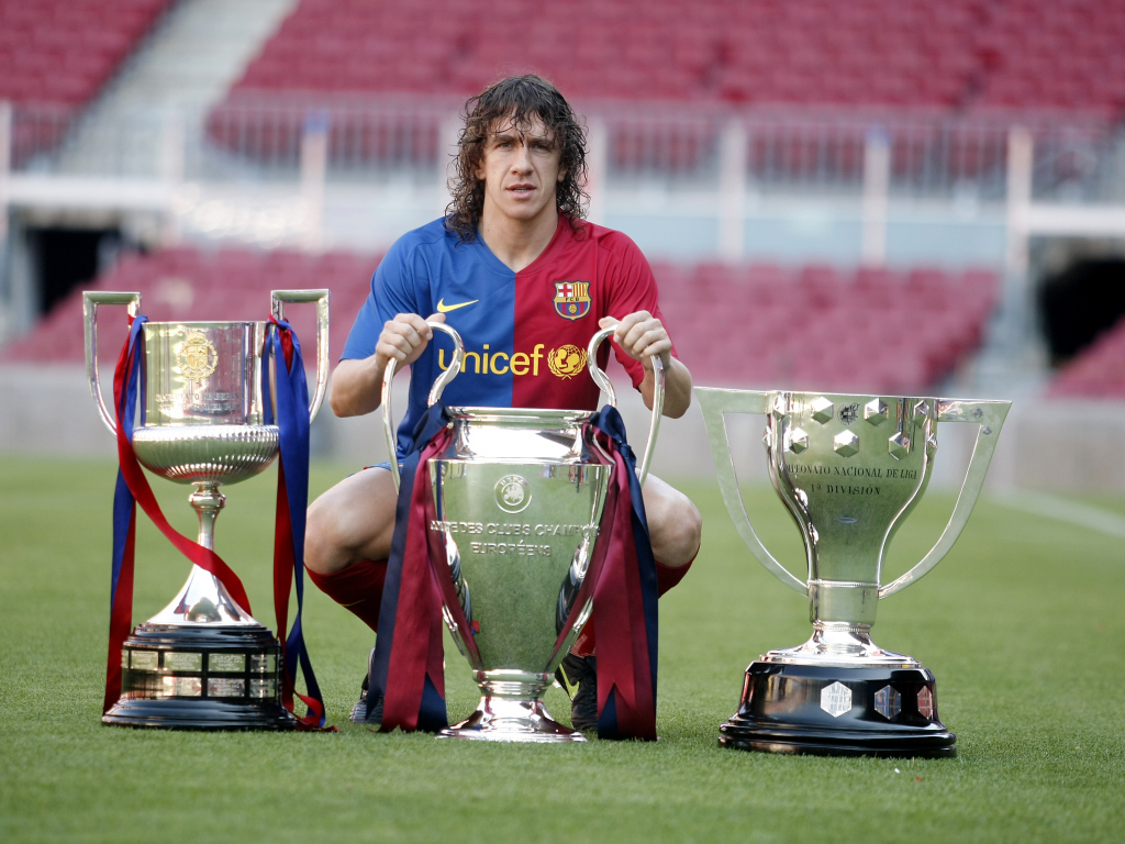 Игрок Барселоны Карлес Пуйоль со своими трофеями