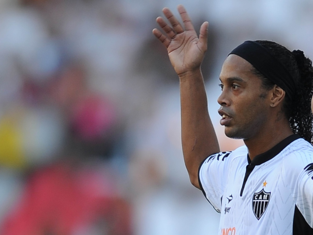 Игрок Атлетико Минейро Роналдиньо на поле