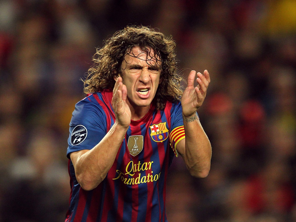 Игрок Барселоны Карлес Пуйоль аплодирует