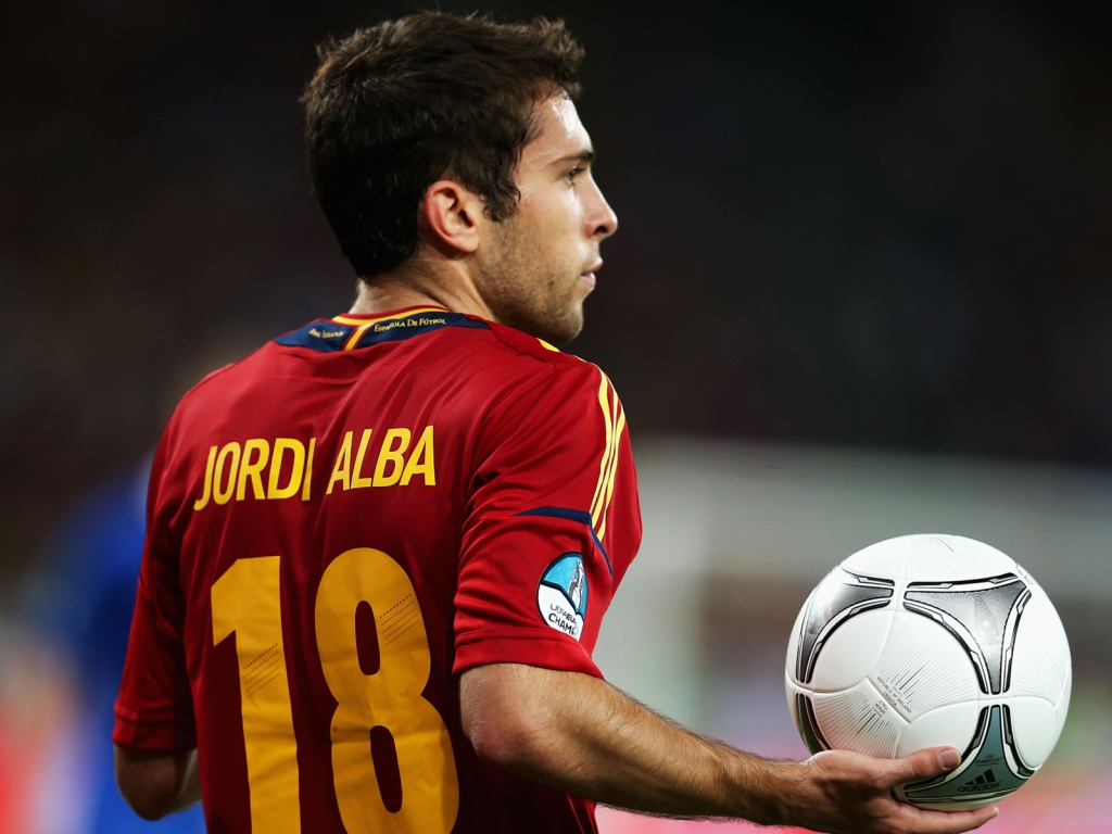  Игрок Барселоны Хорди Альба с мячом